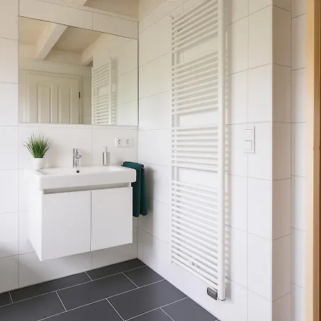Dock 61 - Tolles Fuer Bis Zu 4 Personen Mit Kaminofen Und Sauna - Haustiere Herzlich Willkommen, Direkt Am Wasser Gelegen בית נופש *