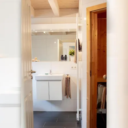Dock 61 - Tolles Fuer Bis Zu 4 Personen Mit Kaminofen Und Sauna - Haustiere Herzlich Willkommen, Direkt Am Wasser Gelegen